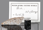 AIR - Caduta nel 1925, Agadez, Nigeria, Africa. Chondrite L6. Massa totale recuperata 24 kg. Pezzo in collezione: fetta con crosta gr.8.8 (McM320) dalla collezione del Museo di Parigi e dalla A.E.King collection