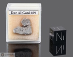 DAR AL GANI 609 - Recuperata nel 1998, Dar Al Gani, Libia. Achondrite Eucrite Monomitica con grani di cromite. Massa totale recuperata 696 grammi. Pezzo in collezione: fetta rotta con crosta gr.1.1 (McM325)