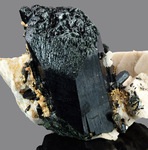 Aegirine, Zirone, Ortoclasio - Mount Malosa, Zomba District, Malawi - Campione di 86.24x59.87 mm con cristallo di 57.9 mm di Aegirine con Zirconi su Ortoclasio - € 250,00   