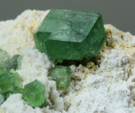 Andradite var. Demantoide - Antetezambato Demantoid-Topazolite Mine, Antetezambato, Maherivaratra Commune, Ambanja District, Diana Region, Antsiranana Province, Madagascar - Campione di 71.12x43.67mm con cristalli di Demantoide - € 250,00